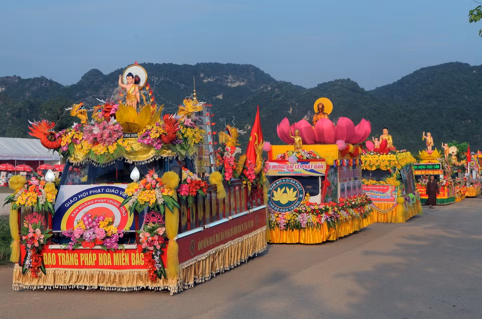 Đoàn xe hoa diễu hành chào mừng Vesak 2014. (Ảnh: Lâm Khánh/TTXVN)