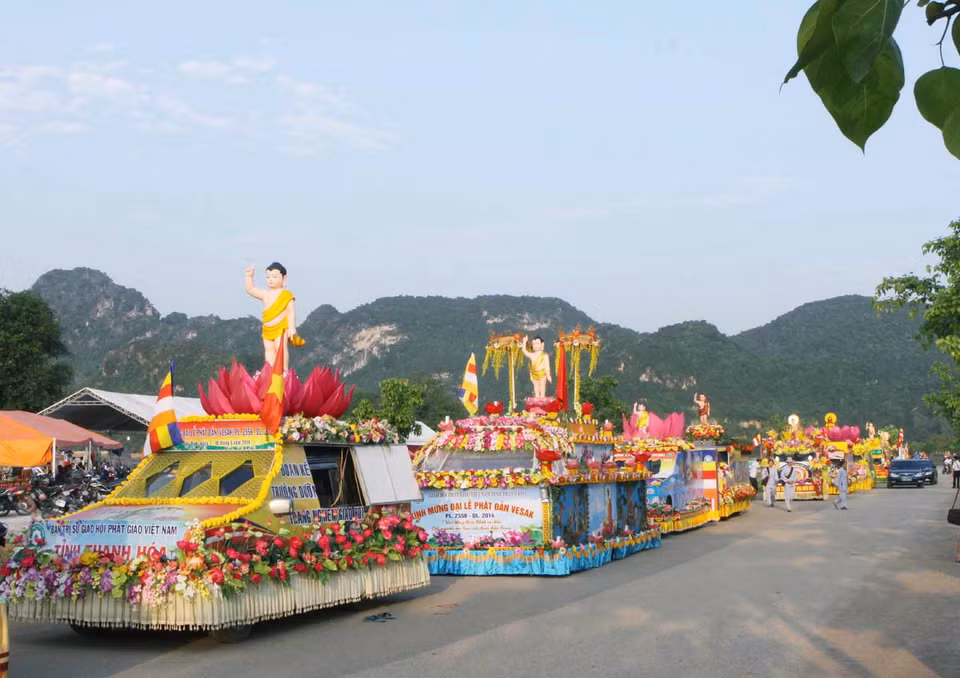 Đoàn xe hoa diễu hành chào mừng Vesak 2014. (Ảnh: Lâm Khánh/TTXVN)