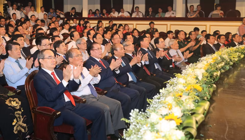 Thủ tướng Nguyễn Xuân Phúc, các lãnh đạo, nguyên lãnh đạo Đảng, Nhà nước và các đại biểu dự Lễ trao giải báo chí. (Ảnh: Doãn Tấn/TTXVN)