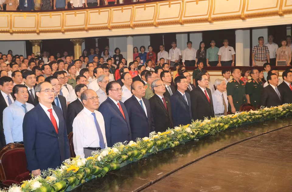 Thủ tướng Nguyễn Xuân Phúc, các lãnh đạo, nguyên lãnh đạo Đảng, Nhà nước và các đại biểu thực hiện nghi thức chào cờ. (Ảnh: Doãn Tấn/TTXVN)