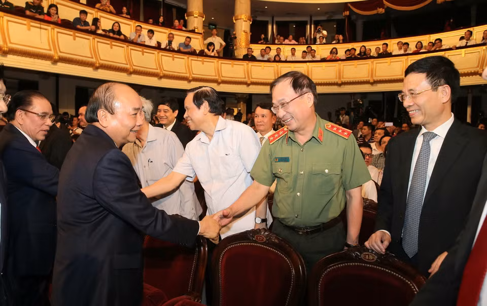 Thủ tướng Nguyễn Xuân Phúc, các lãnh đạo Đảng, Nhà nước và các đại biểu dự Lễ trao giải báo chí. (Ảnh: Doãn Tấn/TTXVN)