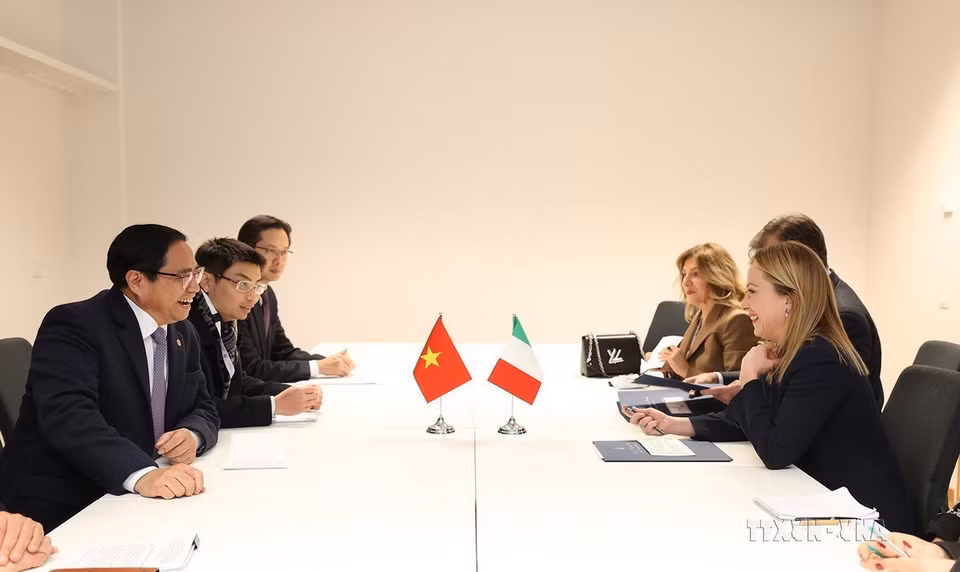 Nhân chuyến tham dự Hội nghị cấp cao kỷ niệm 45 năm quan hệ ASEAN-EU tại Brussels, chiều 14/12/2022, Thủ tướng Phạm Minh Chính gặp Thủ tướng Italy Giorgia Meloni. (Ảnh: Dương Giang/TTXVN)