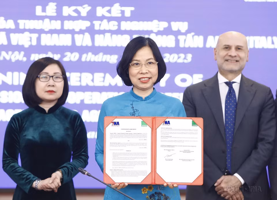 Tổng giám đốc TTXVN Vũ Việt Trang ký trực tuyến Thỏa thuận hợp tác nghiệp vụ giữa TTXVN và hãng Thông tấn ANSA của Italy, 20/2/2023. (Ảnh: An Đăng/TTXVN)
