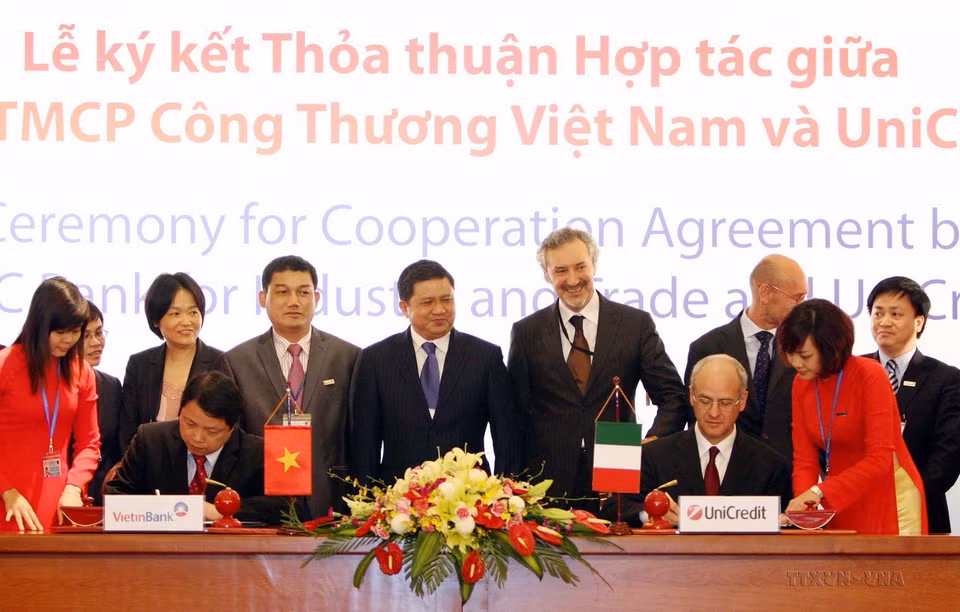 Lễ ký kết Thỏa thuận hợp tác giữa Ngân hàng TMCP Công Thương Việt Nam (ViettinBank) và Ngân hàng UniCredit S.p.A của Italy, Hà Nội, 5/5/2011. (Ảnh: TTXVN)