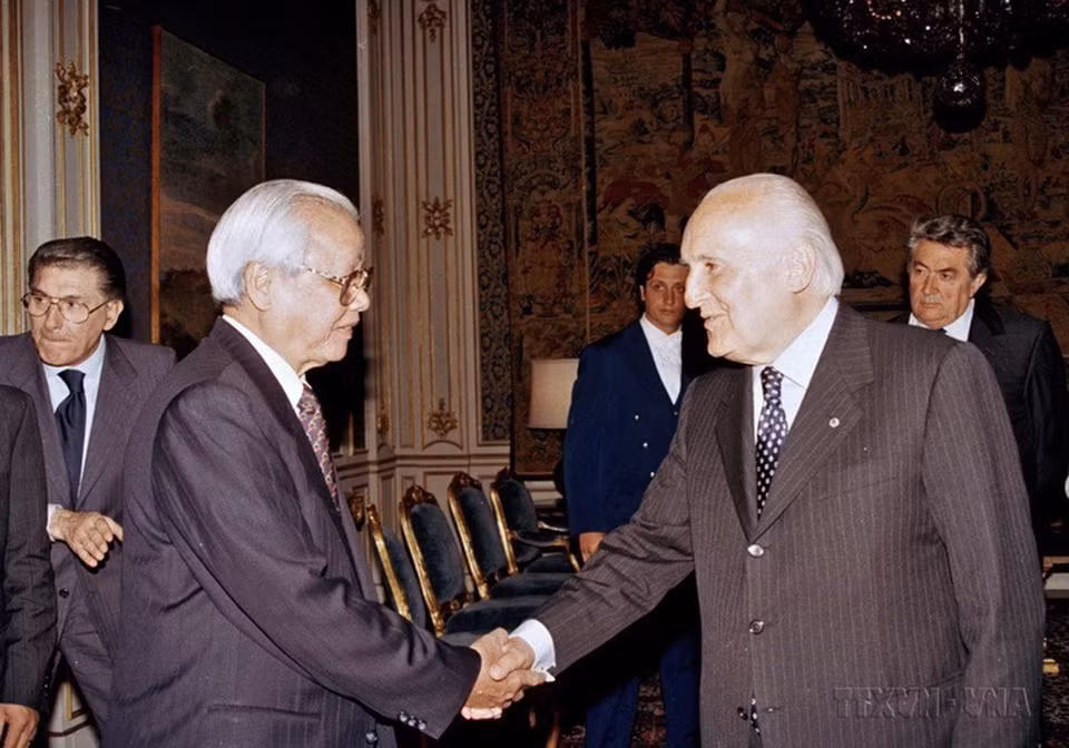 Thủ tướng Võ Văn Kiệt gặp Tổng thống Oscar Luigi Scalfaro trong chuyến thăm chính thức Italy, sáng 26/5/1997. (Ảnh: Minh Đạo/TTXVN)