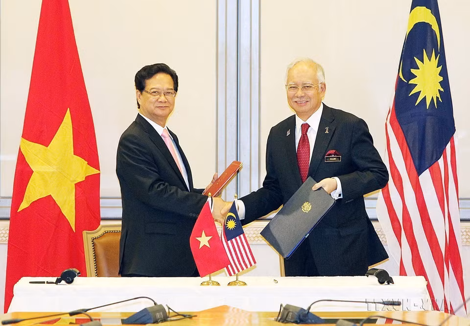 Chiều 7/8/2015, tại Kuala Lumpur, Thủ tướng Nguyễn Tấn Dũng và Thủ tướng Najib Razak ký Tuyên bố về khuôn khổ quan hệ Đối tác chiến lược Việt Nam-Malaysia. (Ảnh: Đức Tám/TTXVN)