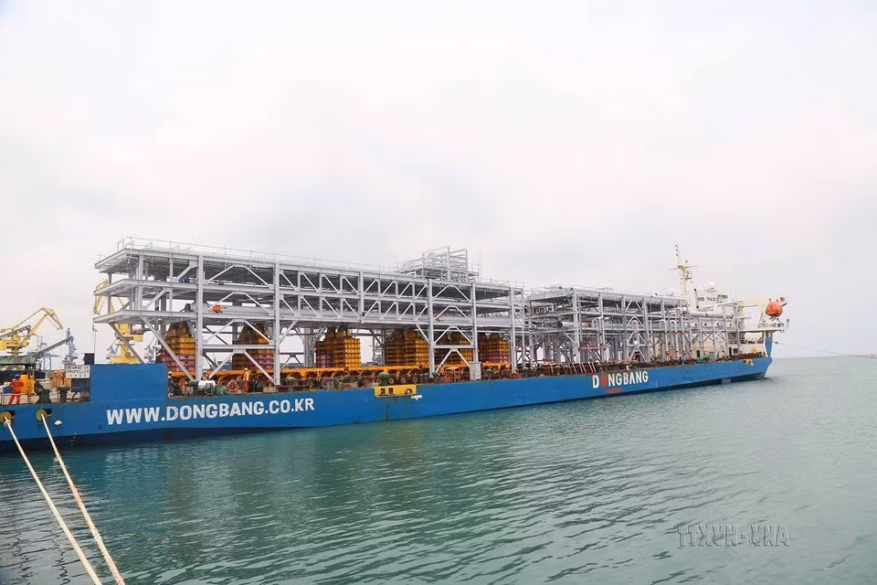 Ngày 14/4/2022, 9 module đầu tiên nặng 709 tấn do Công ty TNHH Công nghiệp nặng Doosan Việt Nam (Doosan Vina) sản xuất, lên tàu vận chuyển đến Nhà máy lọc hóa dầu Sarawak của Malaysia. (Ảnh: Sỹ Thắng/TTXVN)