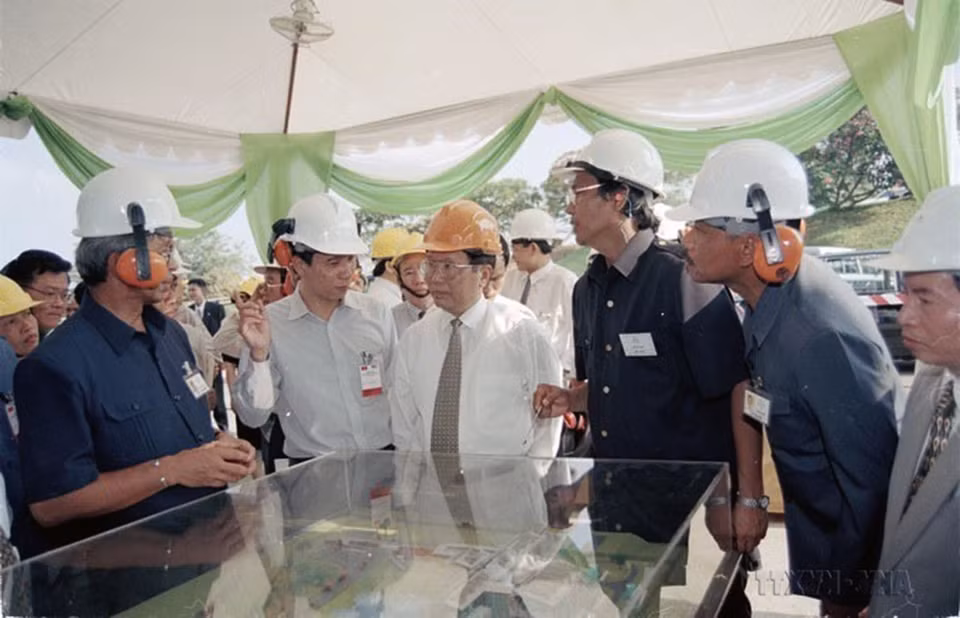 Chủ tịch nước Trần Đức Lương thăm Tập đoàn Gold Hope trong chuyến thăm chính thức Malaysia, ngày 17/3/1998. (Ảnh: Trọng Nghiệp/TTXVN)