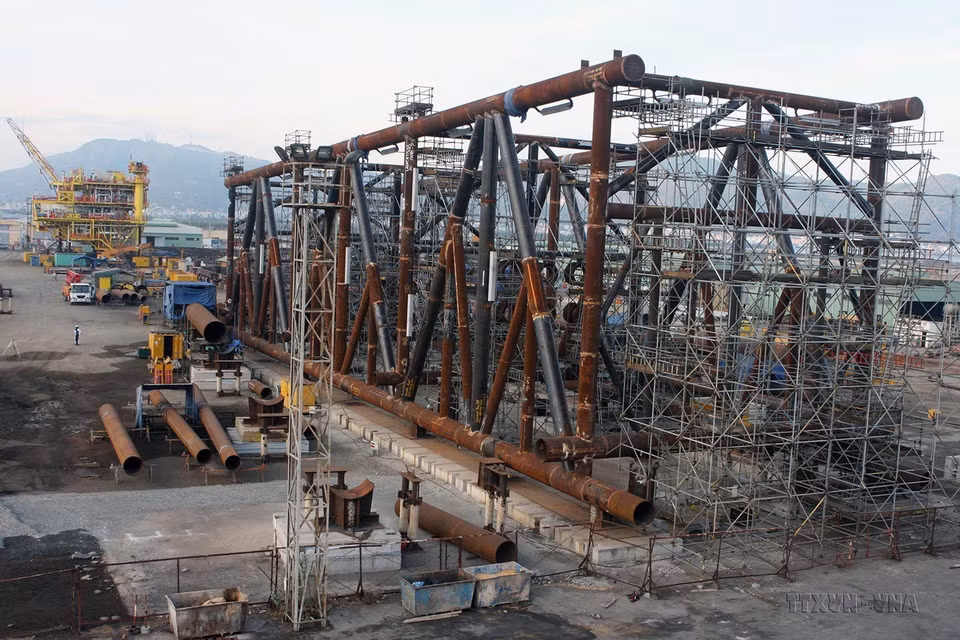 Công ty TNHH cơ khí Hàng hải (Tổng công ty cổ phần dịch vụ kỹ thuật dầu khí PTSC) đóng mới giàn khoan dầu khí cho Công ty PETRONAS của Malaysia. (Ảnh: Hà Thái/TTXVN)