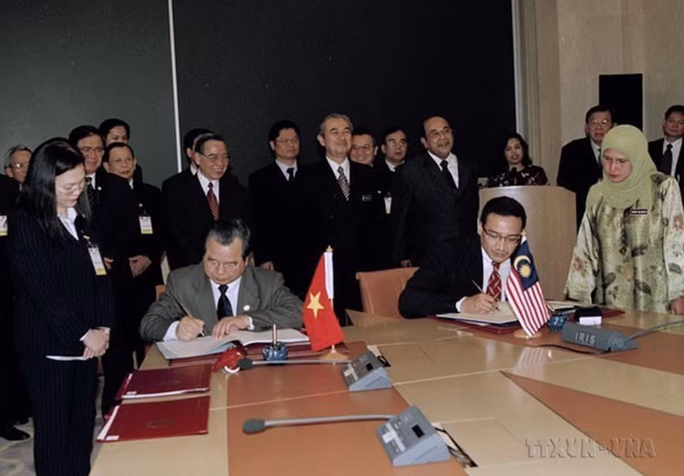 Ký kết hợp tác giữa Bộ Giáo dục Việt Nam và Bộ Giáo dục Malaysia trước sự chứng kiến của Thủ tướng Phan Văn Khải và Thủ tướng Abdullah Ahmad Badawi, ngày 21/4/2004. (Ảnh: Thế Thuần/TTXVN)