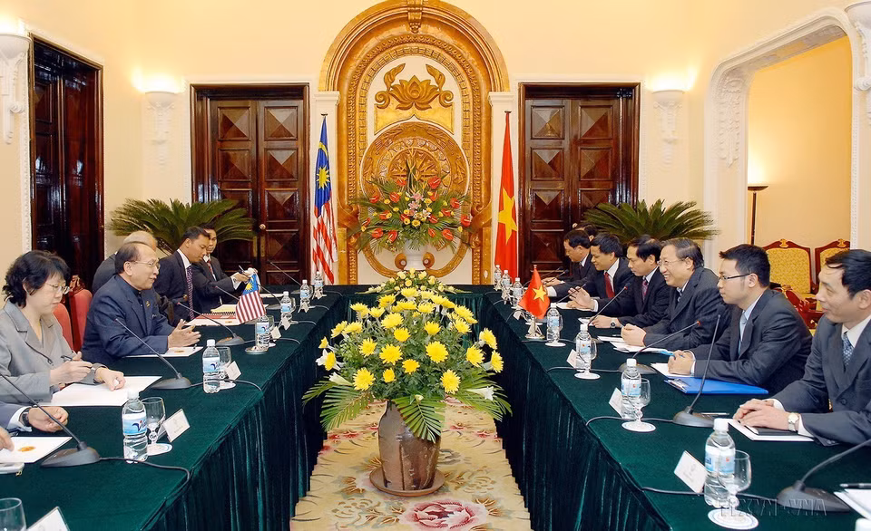 Phó Thủ tướng, Bộ trưởng Ngoại giao Phạm Gia Khiêm hội đàm với Bộ trưởng Ngoại giao Malaysia Rais Yatim thăm Việt Nam, ngày 12/11/2008. (Ảnh: Nhan Sáng/TTXVN)