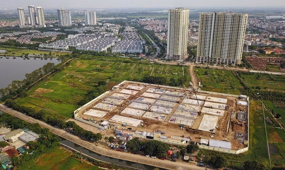 Bệnh viện dã chiến tại ngõ 587 Tam Trinh (quận Hoàng Mai) chuyên thu dung, điều trị bệnh nhân COVID-19 nặng và nguy kịch đang được đẩy nhanh tiến độ xây dựng để hoàn thành đúng tiến độ vào cuối tháng 8. (Ảnh: Thành Đạt/TTXVN)