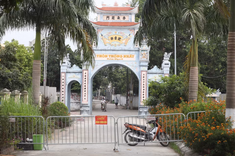 Chốt kiểm soát cứng tại thôn Thống Nhất, xã Thọ An, huyện Đan Phượng. (Ảnh: Minh Quyết/TTXVN)