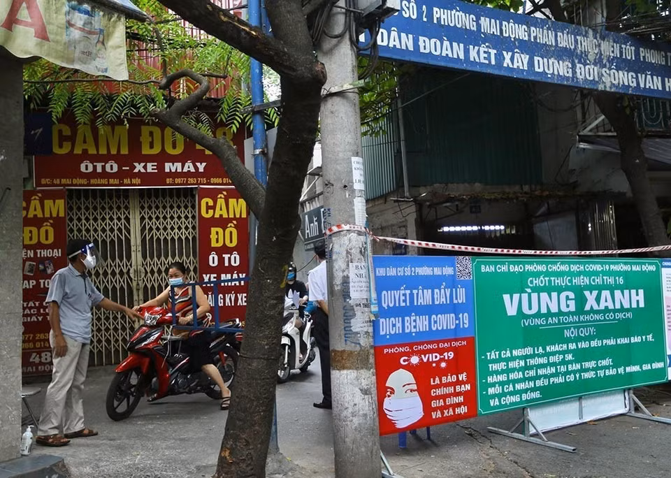 Từ ngày 9/8, nhiều xã, phường của Hà Nội triển khai nhân rộng, mở rộng mô hình Vùng xanh - vùng không có dịch, để thực hiện nghiêm các Chỉ thị 17, 18 của UBND thành phố, chủ động phòng, chống dịch trong hình hình dịch COVID-19 vẫn đang diễn biến phức tạp. (Ảnh: Hoàng Hiếu/TTXVN)