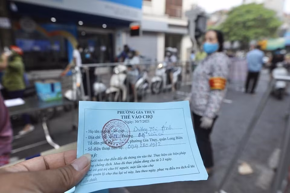 Nhiều phường triển khai phát thẻ đi chợ luân phiên cho người dân theo giờ và theo ngày chẵn, lẻ nhằm giảm thiểu lượng người đi chợ, hạn chế tập trung đông người, đảm bảo các yêu cầu về phòng, chống dịch COVID-19. (Ảnh: Minh Quyết/TTXVN)