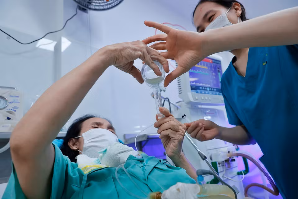 Nhân viên y tế hỗ trợ bệnh nhi sử dụng sữa từ ngân hàng sữa mẹ tại Bệnh viện Phụ Sản-Nhi Đà Nẵng. (Ảnh: Minh Quyết/TTXVN)
