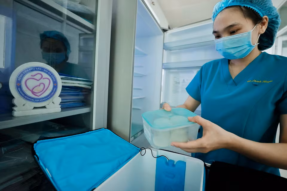 Nhân viên y tế chuyển sữa đã thanh trùng tới các khoa cho bệnh nhi đang điều trị. (Ảnh: Minh Quyết/TTXVN)