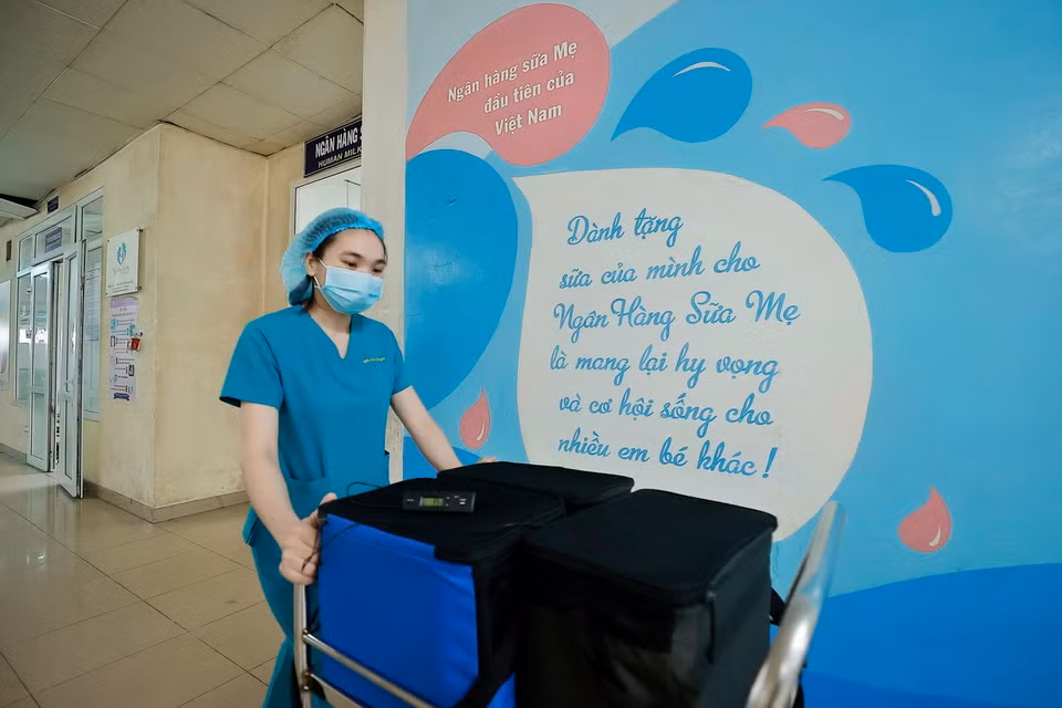 Nhân viên y tế chuyển sữa đã thanh trùng tới các khoa cho bệnh nhi đang điều trị. (Ảnh: Minh Quyết/TTXVN)