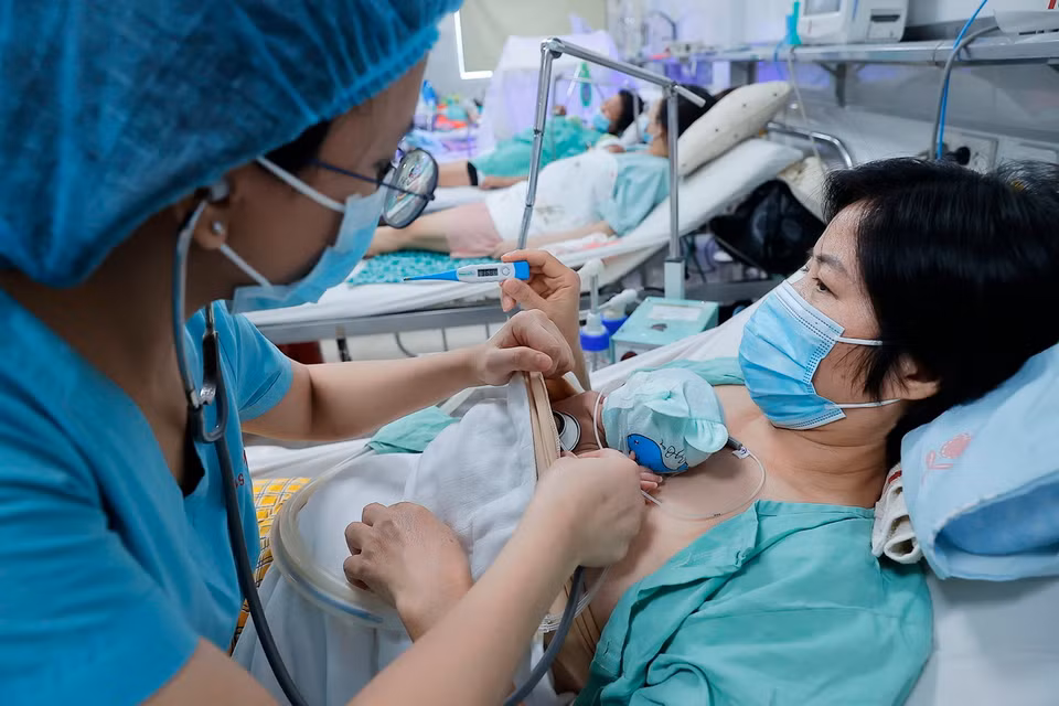Với trẻ đẻ non, có bệnh lý, sữa mẹ hiến tặng thanh trùng không chỉ là "thức ăn" mà còn đóng vai trò thiết yếu trong việc điều trị cho trẻ. (Ảnh: Minh Quyết/TTXVN)