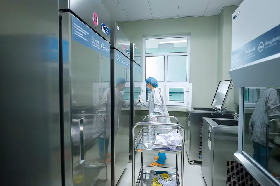 Hằng ngày, nhân viên tiến hành vệ sinh các vật dụng, khu vực thanh trùng sữa, đảm bảo cung cấp sữa hiến tặng an toàn, đạt chất lượng cao, và đáp ứng nhu cầu của trẻ sơ sinh có nguy cơ bị suy dinh dưỡng hoặc nhiễm trùng. (Ảnh: Minh Quyết/TTXVN)