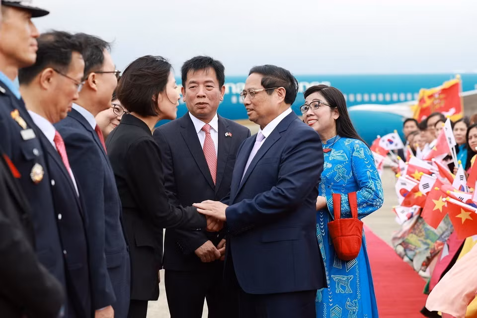 Quan chức Hàn Quốc đón Thủ tướng Phạm Minh Chính và Phu nhân tại Sân bay quân sự Seongnam, tỉnh Gyeonggi. (Ảnh: Dương Giang/TTXVN)