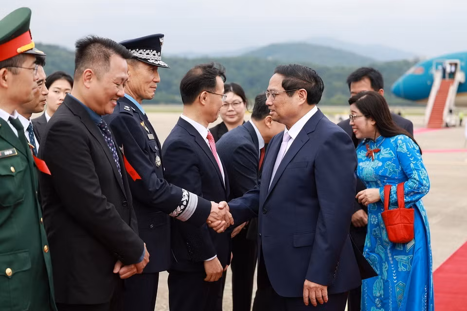 Quan chức Hàn Quốc đón Thủ tướng Phạm Minh Chính và Phu nhân tại Sân bay quân sự Seongnam, tỉnh Gyeonggi. (Ảnh: Dương Giang/TTXVN)