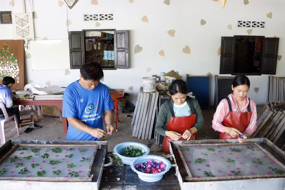 Sản xuất giấy Saa tại bản Xienglek, tỉnh Luang Prabang của Lào. (Ảnh: Phạm Kiên/TTXVN)