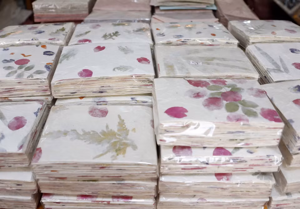 Sản phẩm phong bì được làm từ giấy Saa. (Ảnh: Phạm Kiên/TTXVN)
