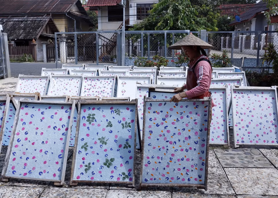 Giấy Saa sau khi được lên khung, trang trí được mang đi phơi nắng. (Ảnh: Phạm Kiên/TTXVN)