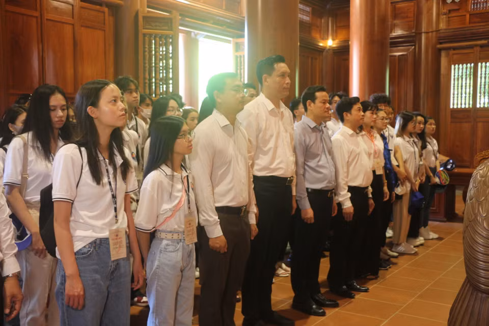  Đoàn dâng hương tưởng niệm tại Khu di tích Kim Liên, huyện Nam Đàn. (Ảnh: Bích Huệ/TTXVN)