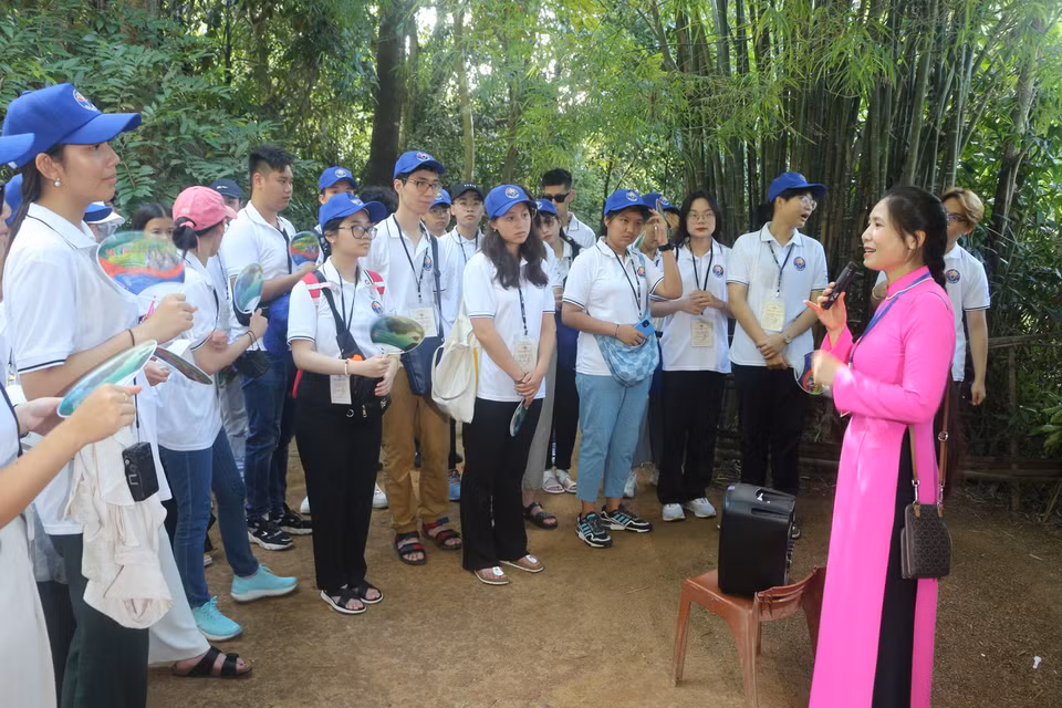  Đoàn trại hè Việt Nam nghe thuyết minh kể về cuộc đời, sự nghiệp của Chủ tịch Hồ Chí Minh. (Ảnh: Bích Huệ/TTXVN)