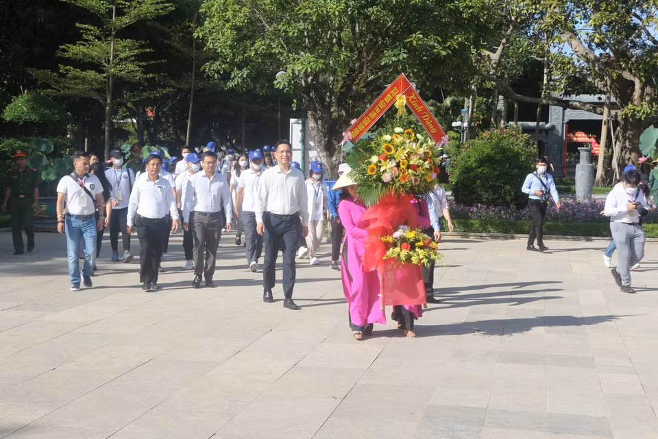  Đoàn trại Hè Việt Nam dâng hương tưởng niệm tại Khu di tích Kim Liên. (Ảnh: Bích Huệ/TTXVN)