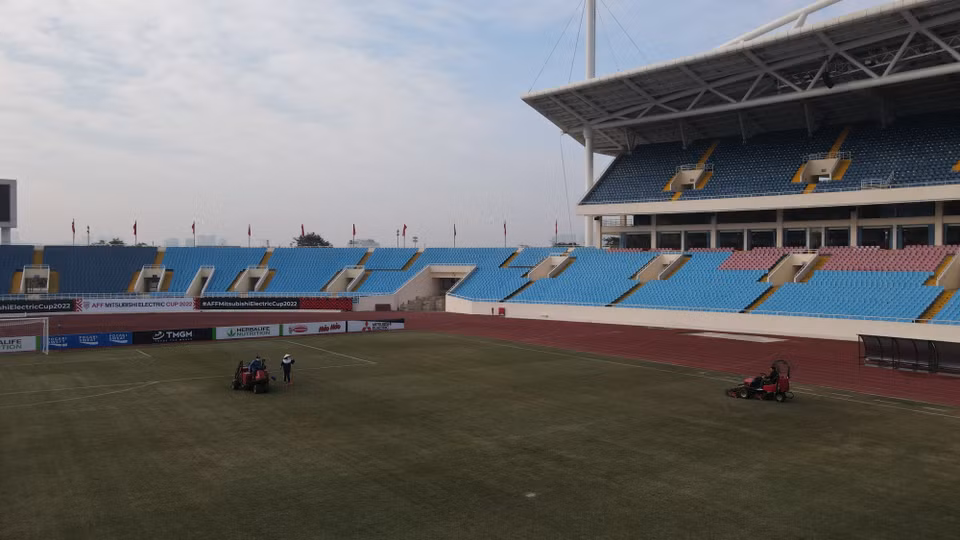 Công nhân làm việc trên sân Mỹ Đình. (Ảnh: PV/Vietnam+)