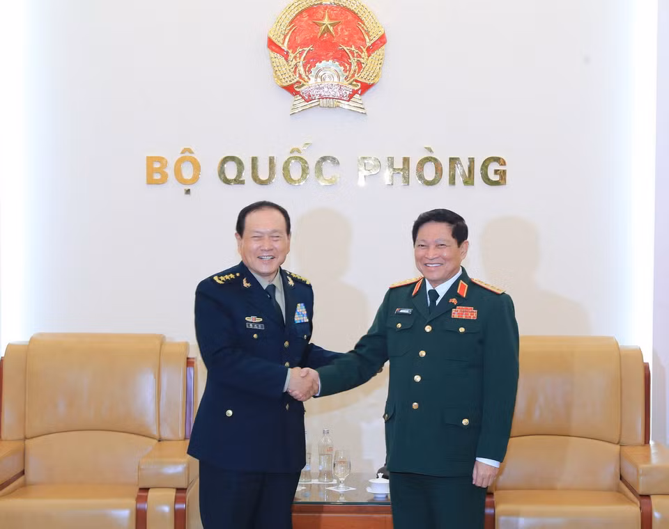 Đại tướng Ngô Xuân Lịch, nguyên Bộ trưởng Bộ Quốc phòng Việt Nam tiếp Thượng tướng Ngụy Phượng Hòa, Ủy viên Quốc vụ, Bộ trưởng Bộ Quốc phòng Trung Quốc đang thăm chính thức Việt Nam.(Ảnh: Trọng Đức/TTXVN)