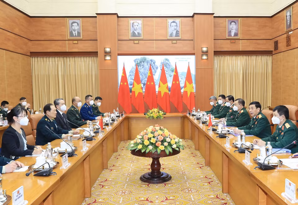 Bộ trưởng Bộ Quốc phòng Phan Văn Giang hội đàm với Bộ trưởng Bộ Quốc phòng Ngụy Phượng Hòa. (Ảnh: Trọng Đức/TTXVN)