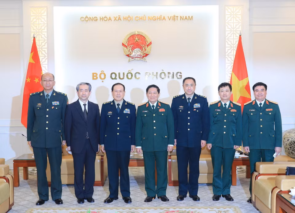 Đại tướng Ngô Xuân Lịch, nguyên Bộ trưởng Bộ Quốc phòng Việt Nam tiếp Thượng tướng Ngụy Phượng Hòa, Ủy viên Quốc vụ, Bộ trưởng Bộ Quốc phòng Trung Quốc đang thăm chính thức Việt Nam. (Ảnh: Trọng Đức/TTXVN)
