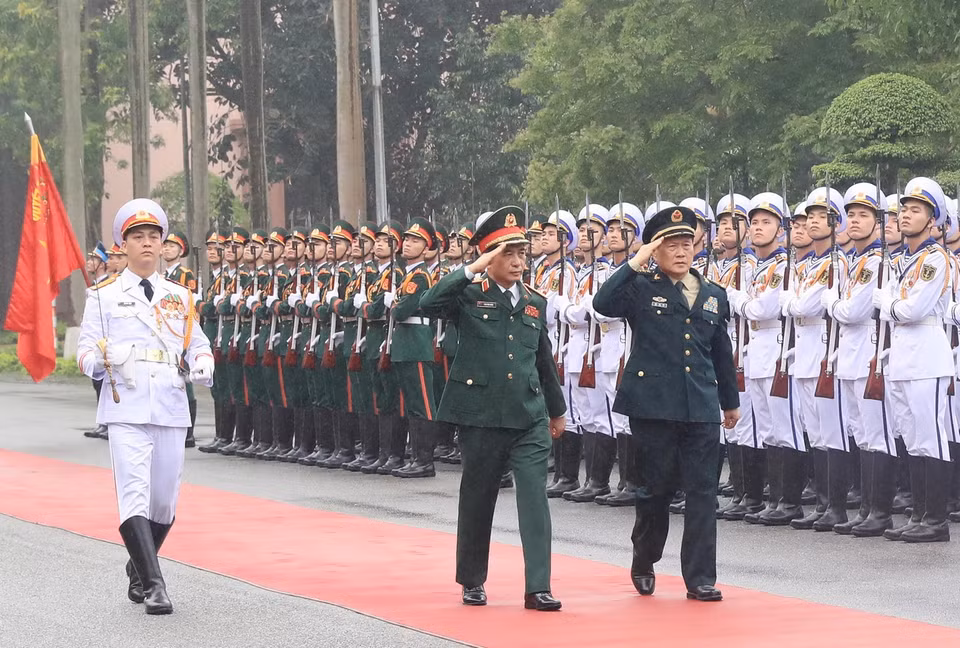 Bộ trưởng Bộ Quốc phòng Phan Văn Giang, Bộ trưởng Bộ Quốc phòng Ngụy Phượng Hòa duyệt đội danh dự Quân đội Nhân dân Việt Nam. (Ảnh: Trọng Đức/TTXVN)