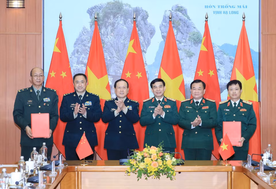 Bộ trưởng Bộ Quốc phòng Phan Văn Giang và Bộ trưởng Bộ Quốc phòng Ngụy Phượng Hòa chứng kiến Lễ ký biên bản ghi nhớ về việc thiết lập quan hệ đơn vị hữu nghị trong lĩnh vực hợp tác quân sự quốc tế giữa Bộ Quốc phòng Việt Nam và Bộ Quốc phòng Trung Quốc. (Ảnh: Trọng Đức/TTXVN)