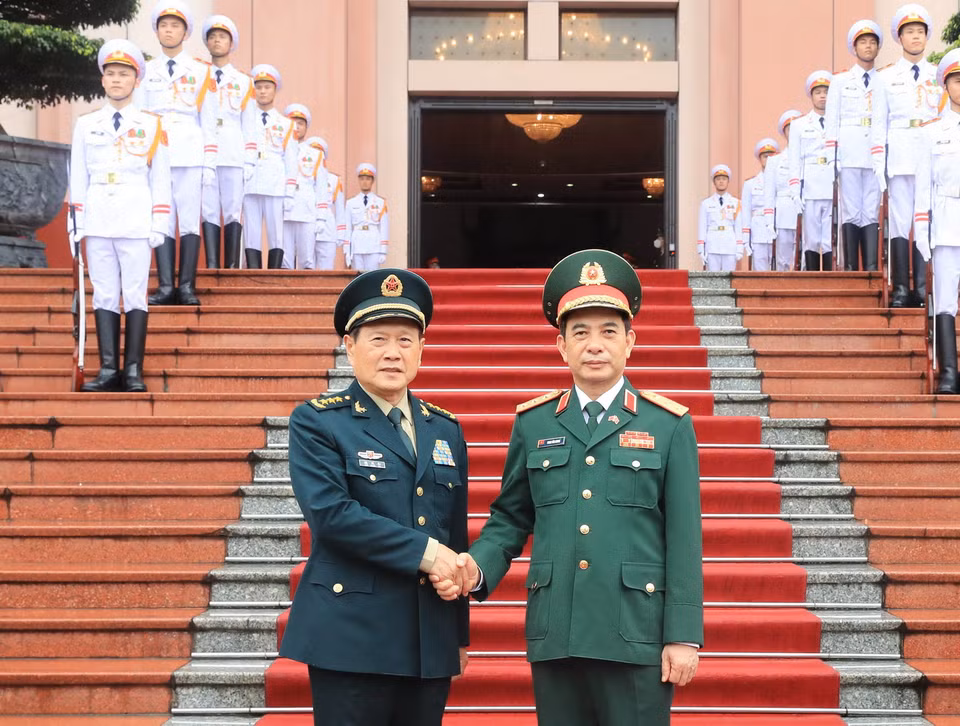 Bộ trưởng Bộ Quốc phòng Phan Văn Giang và Bộ trưởng Bộ Quốc phòng Ngụy Phượng Hòa. (Ảnh: Trọng Đức/TTXVN)