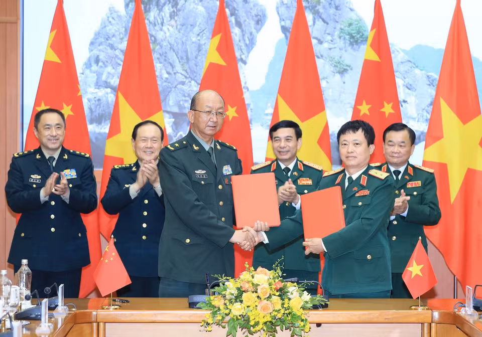 Bộ trưởng Bộ Quốc phòng Phan Văn Giang và Bộ trưởng Bộ Quốc phòng Ngụy Phượng Hòa chứng kiến Lễ ký biên bản ghi nhớ về việc thiết lập quan hệ đơn vị hữu nghị trong lĩnh vực hợp tác quân sự quốc tế giữa Bộ Quốc phòng Việt Nam và Bộ Quốc phòng Trung Quốc. (Ảnh: Trọng Đức/TTXVN)