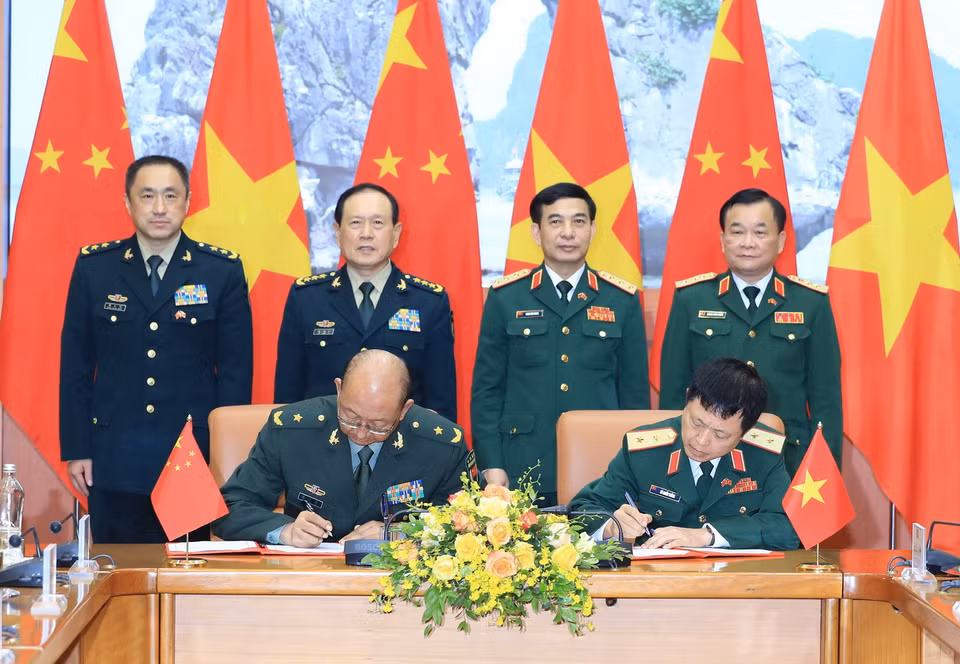 Bộ trưởng Bộ Quốc phòng Phan Văn Giang và Bộ trưởng Bộ Quốc phòng Ngụy Phượng Hòa chứng kiến Lễ ký biên bản ghi nhớ về việc thiết lập quan hệ đơn vị hữu nghị trong lĩnh vực hợp tác Quân sự quốc tế giữa Bộ Quốc phòng Việt Nam và Bộ Quốc phòng Trung Quốc. (Ảnh: Trọng Đức/TTXVN)