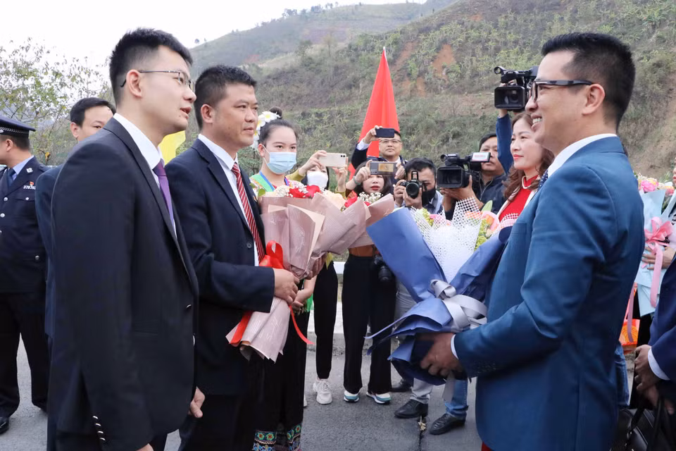 Đoàn đại biểu của tỉnh Lai Châu gặp gỡ đoàn đại biểu nước bạn tại khu vực cửa khẩu quốc tế Ma Lù Thàng (Lai Châu, Việt Nam)-Kim Thủy Hà (Trung Quốc). (Ảnh: Nguyễn Oanh/TTXVN)