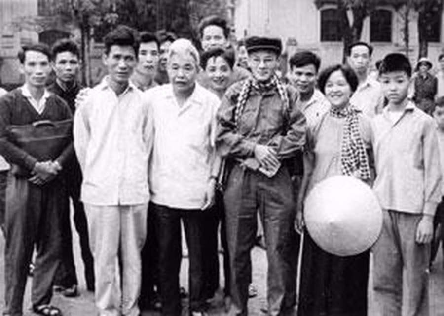Gia đình và đồng nghiệp tiễn Phó Tổng biên tập Việt Nam Thông tấn xã Trần Thanh Xuân (người đội mũ) dẫn đầu đoàn phóng viên GP10 vào chiến trường miền Nam (1973). (Ảnh: Tư liệu TTXVN)