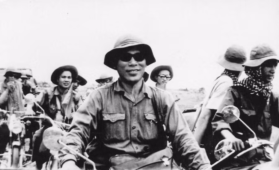 Phóng viên Việt Nam Thông tấn xã và Thông tấn xã giải phóng trên đường vào Sài Gòn, ngày 30/4/1975. (Ảnh: Tư liệu TTXVN)