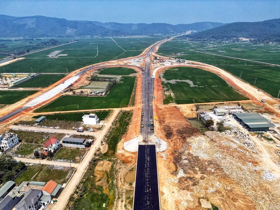 Đoạn lối ra Quốc lộ 217, các nhánh dẫn vào cao tốc đang được thảm nhựa mặt đường. (Ảnh: Tuấn Anh/TTXVN)