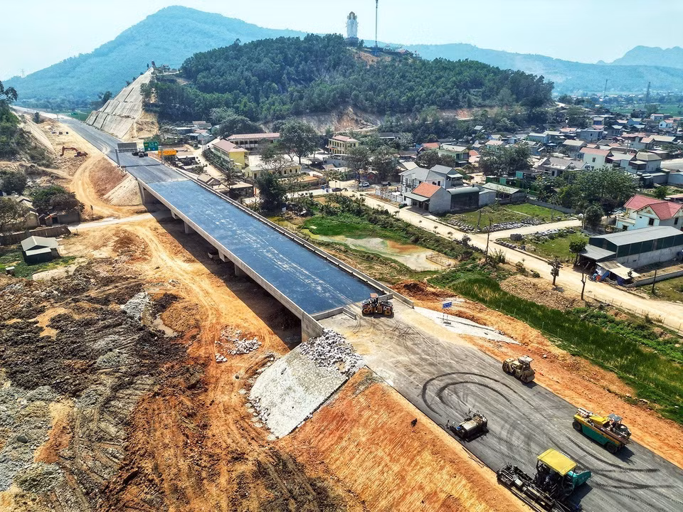 Đoạn thảm nhựa mặt đường giao với Quốc lộ 217. (Ảnh: Tuấn Anh/TTXVN)