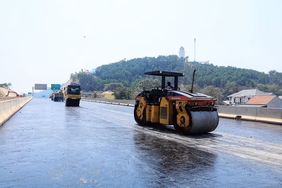 Mặt đường được thảm nhựa đoạn qua Quốc lộ 217. (Ảnh: Tuấn Anh/TTXVN)