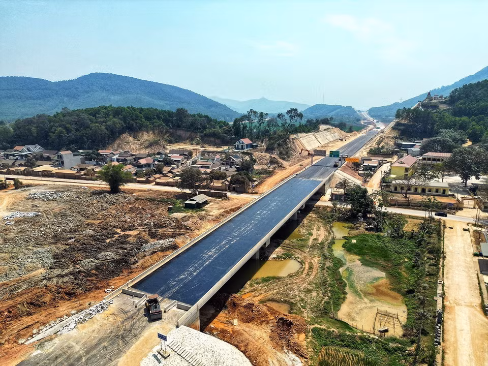 Dự kiến khoảng 1 tháng nữa, dự án thômg xe từ Mai Sơn đến nút giao Đông Xuân để chào mừng Ngày Giải phóng miền Nam 30/4 và Ngày Quốc tế Lao động 1/5. (Ảnh: Tuấn Anh/TTXVN)