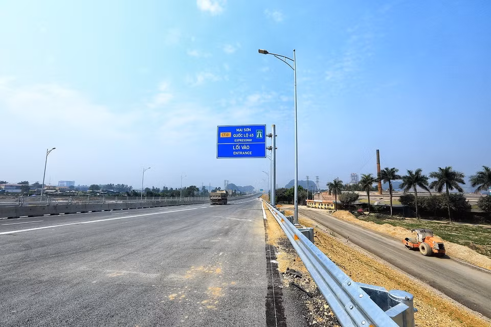 Đoạn lối vào cao tốc, điểm nối tiếp với chặng Cao Bồ-Mai Sơn. (Ảnh: Tuấn Anh/TTXVN)
