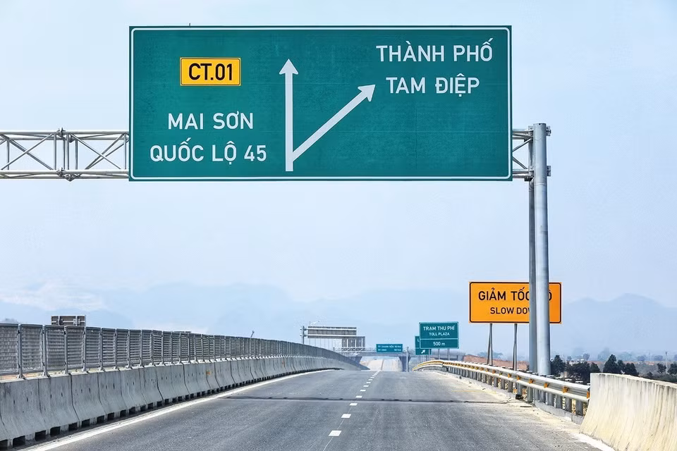 Các biển báo được hoàn thiện trên đoạn cao tốc. (Ảnh: Tuấn Anh/TTXVN)